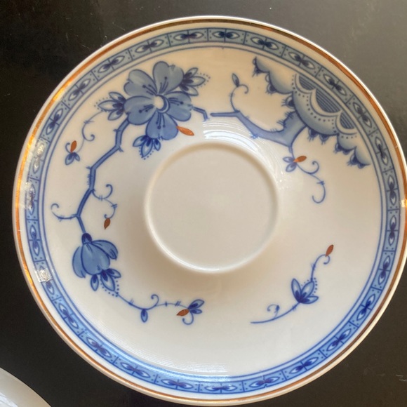 Blue and White China - Floral Tea Cup and Saucer Set with cobalt and gold - Picture 7 of 9